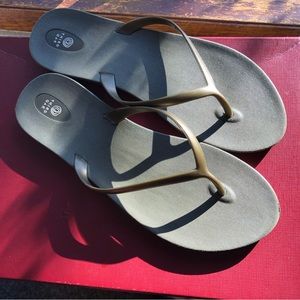 Gold flip-flops.  Great condition.